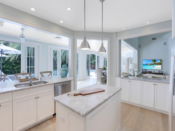 Luxurious Retreat with a Pool in Olde Naples, Steps from the Beach